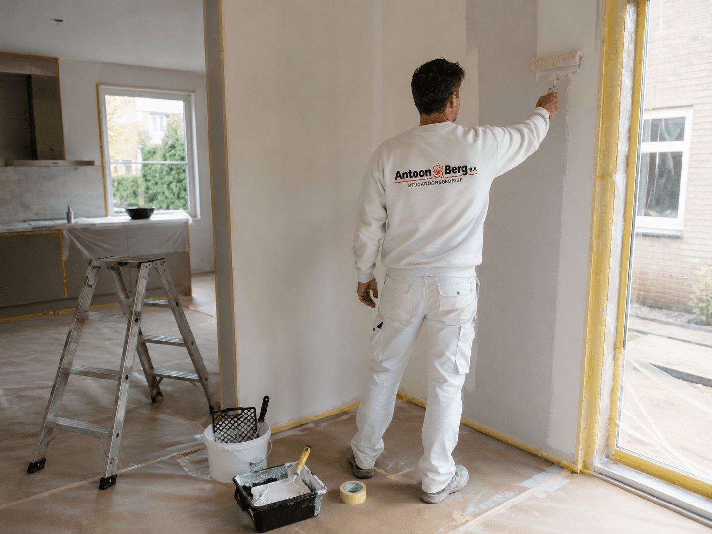 Schilder aan het werk aan een woning in Breda