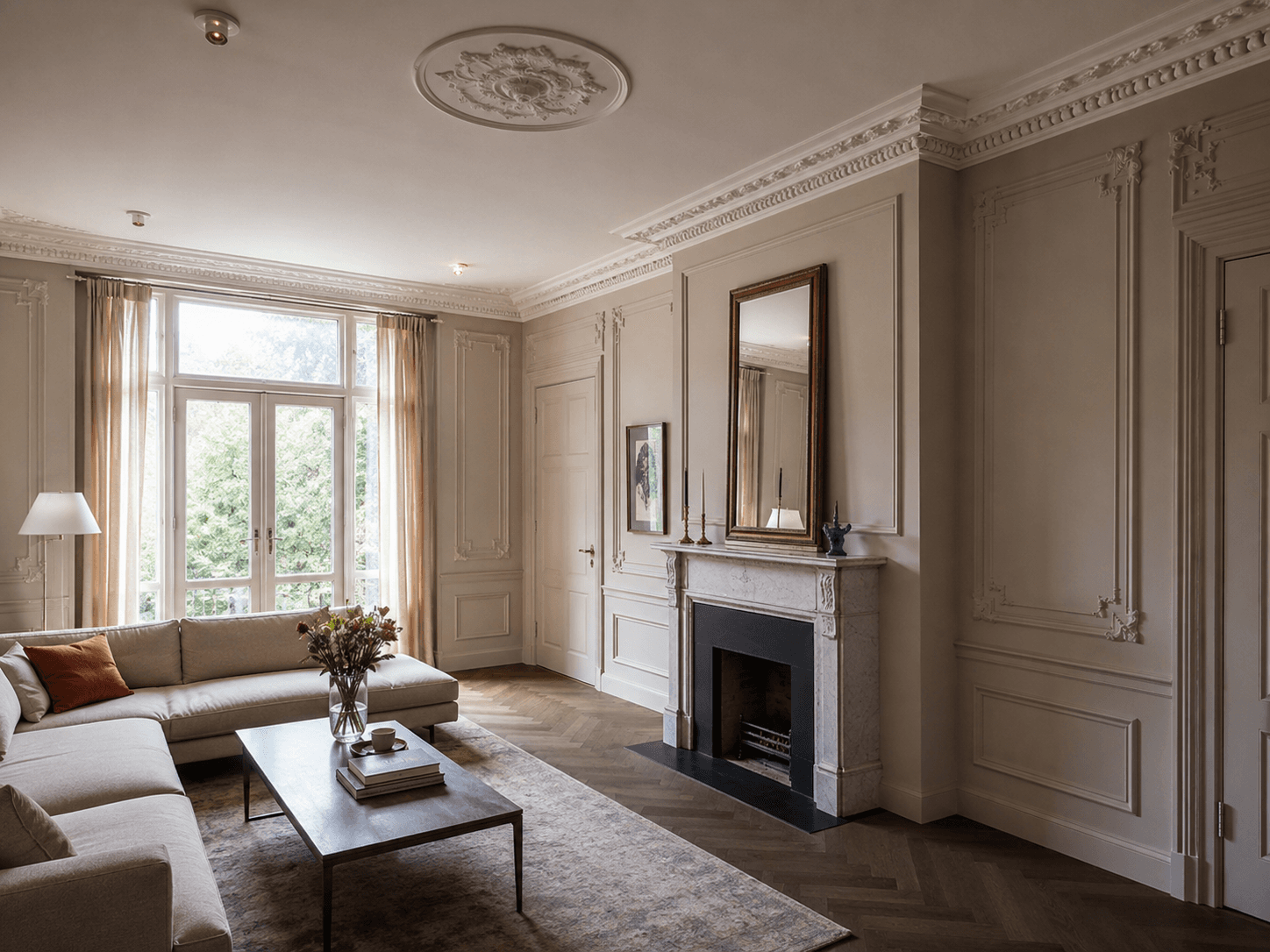 Decoratieve afwerking met sierlijsten en detailwerk